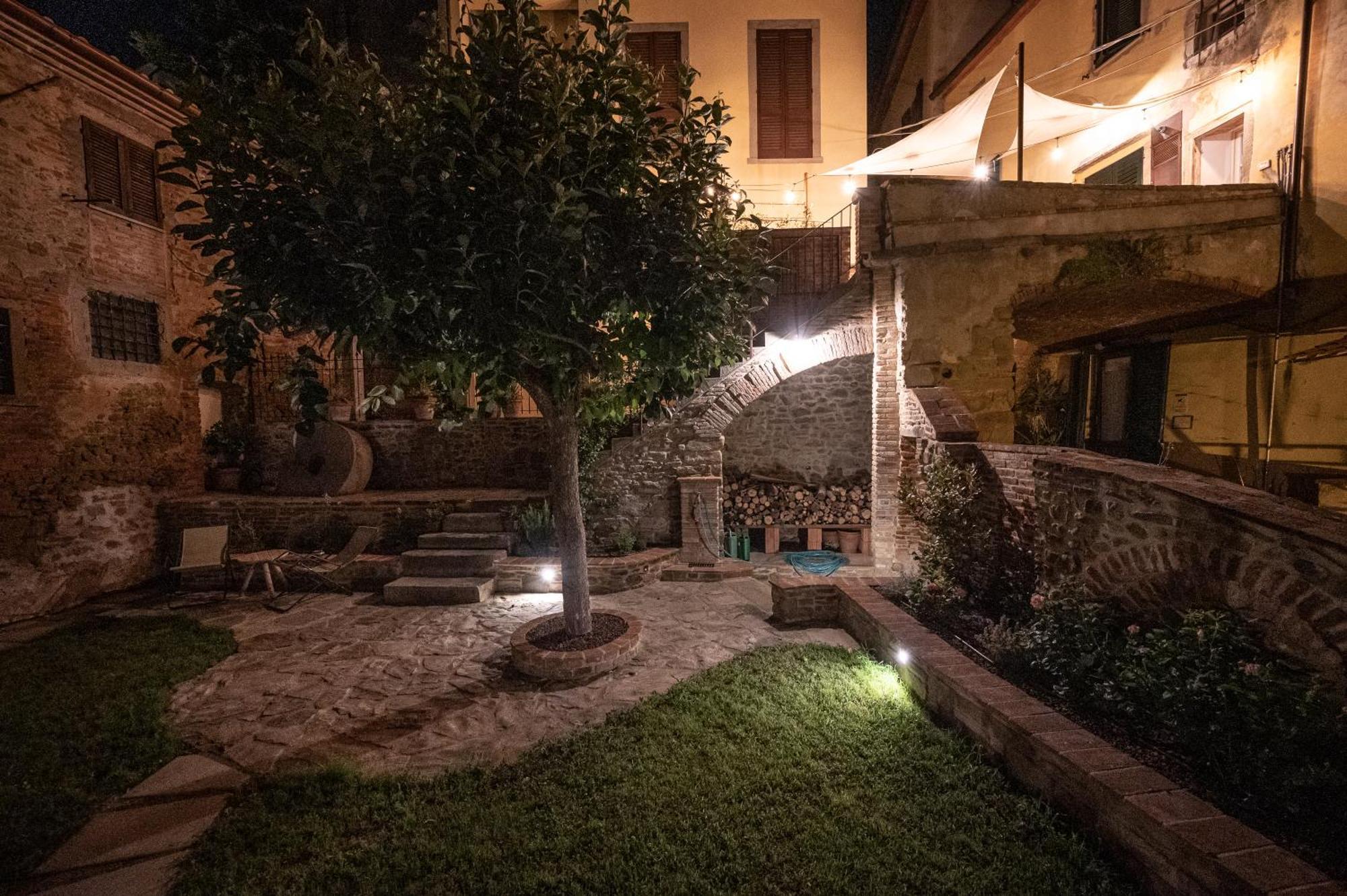 Casa La Girandola Apartment คาสติญโญน ฟิโอเรนทิโน ภายนอก รูปภาพ